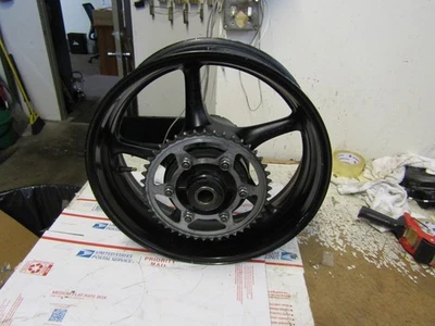 2008 08-16 YAMAHA YZF R6 OEM REAR WHEEL BLACK   RIM  HUB  * STRAIGHT - Image 1 of 4