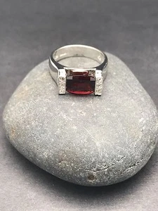 ANILLO GRANATE GENUINO CON TOPACIO BLANCO PLATA DE LEY 925 ENVÍO RÁPIDO GRATUITO  - Imagen 1 de 12
