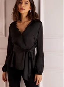 Blusa Lipsy con rifiniture in pizzo e cravatta davanti nera taglia UK 8 - Foto 1 di 2