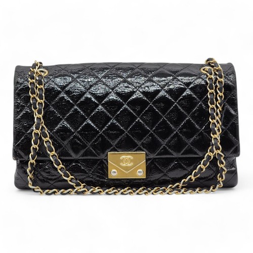 Chanel Pagoda Borsa con patta per fisarmonica Pelle verniciata trapuntata Nero