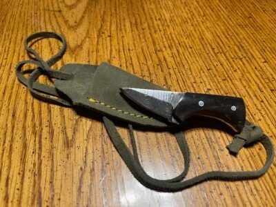 Cuchillo desollador de acero Damasco miniatura, mango confuso, colgador de cuello naugahyde Foto 1 de 3