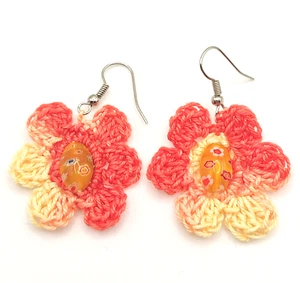 ORECCHINI "MARGHERITA" COTONE E MURRINE FIORE ARANCIO GIALLO BOHO CHIC UNCINETTO - Foto 1 di 1