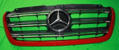 Marco de parrilla Mercedes Benz Sprinter 2018-2024 emblema rojo A9108852700 OEM Foto 1 de 4