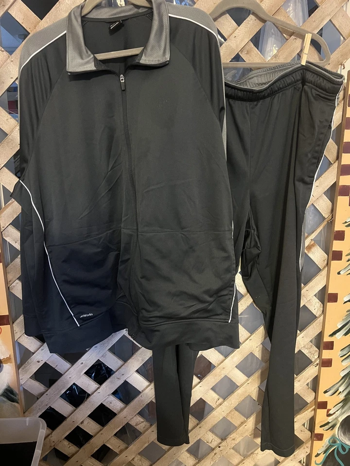 Athletic Works 轨道套装 2 件套男士 3X 黑色/灰色拉链夹克和裤子健身房套装 — 第 1/4 张图片