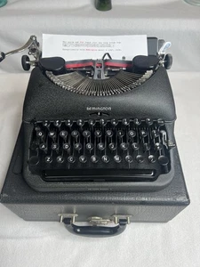 Hermosa máquina de escribir portátil Remington modelo 5 1947 de colección con estuche muy bonita - Imagen 1 de 17