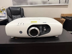 Panasonic RW330 WXGA DLP HDMI Laser Projektor PT-RW330 3500 Lumen - Bild 1 von 7