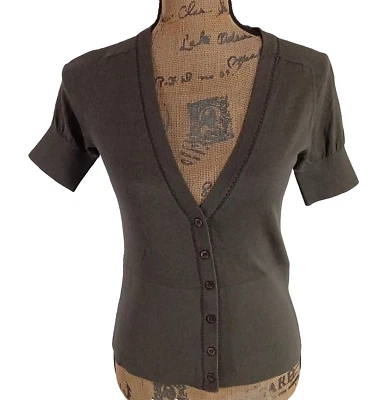 Tahari 毛衣,尺寸小号棕色纽扣修身上衣缝线细节针织短袖 — 第 1/4 张图片