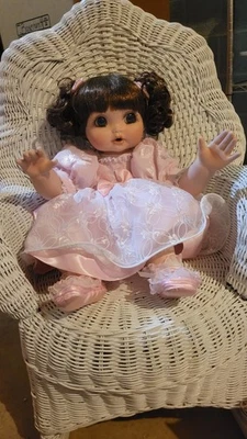 Vestido rosa Marie Osmond "Adora Belle Baby" con coletas muñeca de porcelana Foto 1 de 4
