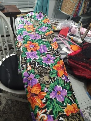 Leopardo en tela con estampado floral 2 yardas x 58 pulgadas Foto 1 de 3