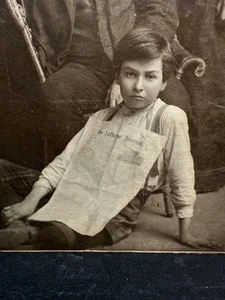 Foto antigua de gran formato familiar niño usando periódico La Harpe Kansas Id'd - Imagen 1 de 4