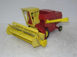 1/32 NEW HOLLAND MODEL 995 COMBINE w/GRAIN HEAD 1968 vintage/very nice original - Picture 1 of 4