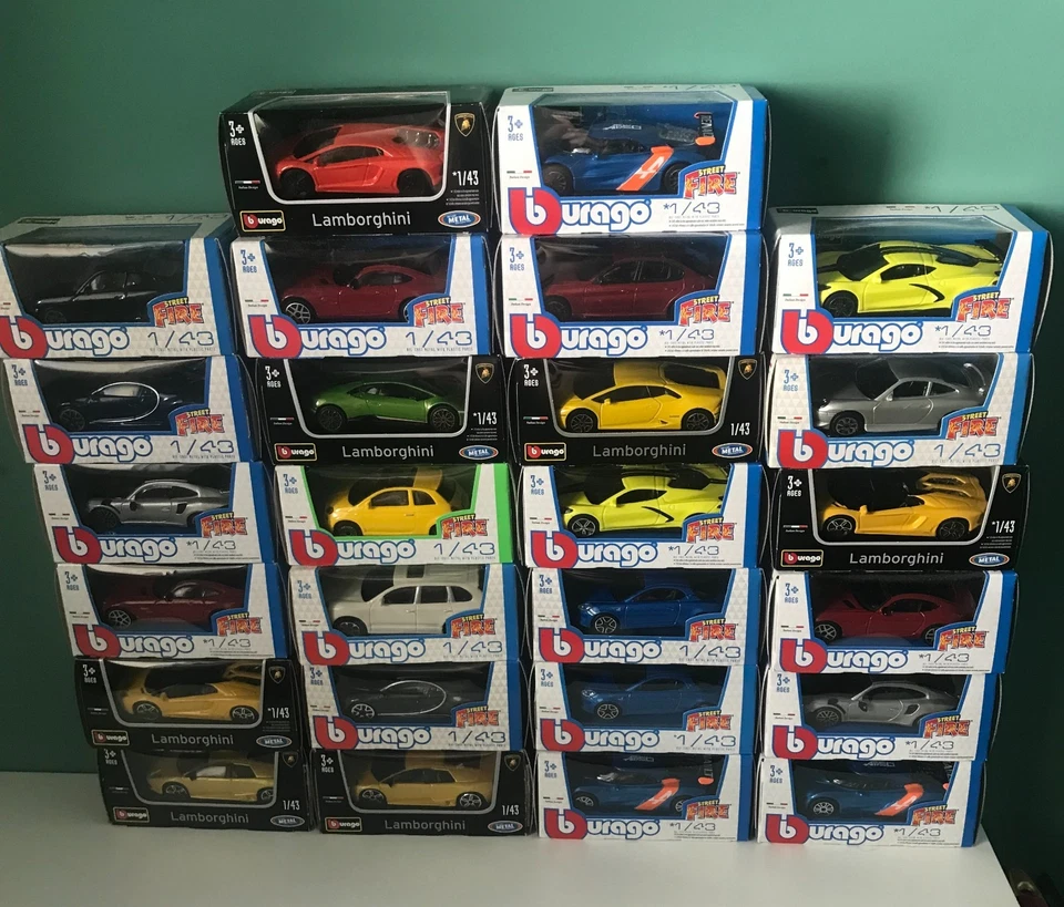 lotto modellini 1/43 Burago 26 Modellini auto - Immagine 1 di 1