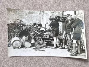 LARGE ORIGINAL WW2 PRESS PHOTO BOYS COLLECTING SCRAP METAL FOR WEAPONS IN DERBY - Picture 1 of 2