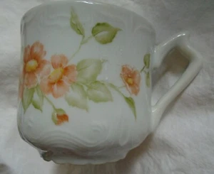 Antike viktorianische verzierte geprägte Schnurrbart Aprikose Blume Tasse Becher gewellter Fuß - Bild 1 von 12
