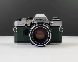 Olympus OM10 35mm SLR Film Camera w Zuiko 50mm 1.8 Lens Green Leathe NEW SEALS - Picture 1 of 4