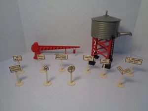 MARX VINTAGE WASSERTURM, ROTES KREUZUNGSTOR UND 10 R.R. SCHILD LOT. - Bild 1 von 6