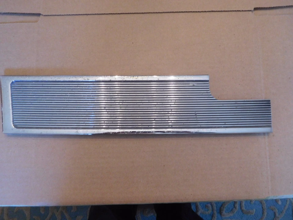 Cadillac Series 62 1960 techo plano 4 puertas panel de puerta trasera derecha bisel metálico Foto 1 de 1