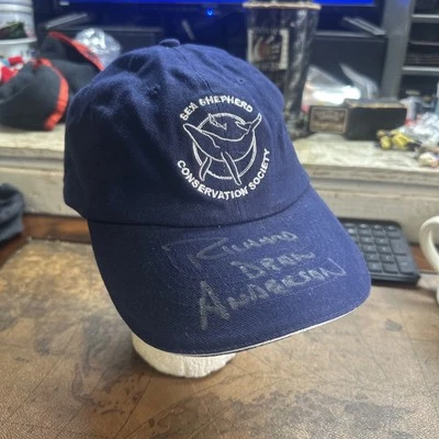 Sombrero de tripulación Sea Shepherd II usado y firmado por Richard Dean Anderson de colección MacGyver Foto 1 de 4
