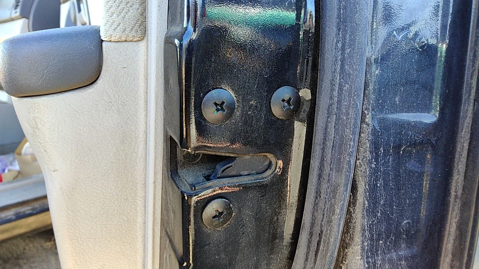 Pestillo de puerta delantera derecha para pasajero Kia Spectra 2004-2009 con varillas/cables 4 puertas Foto 1 de 2