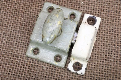 Armário antigo trava de giro trava oval botão pintura COR vintage tamanho médio - Imagem 1 de 4