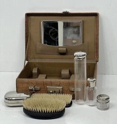 Hermosa maleta vintage Art Deco imitación cuero cocodrilo con accesorios de tocador Foto 1 de 4