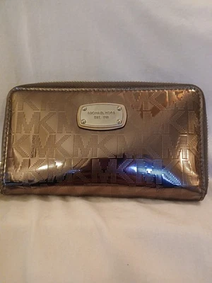 Cartera de muñeca Michael Kors metálica con cremallera alrededor con detalles plateados  Foto 1 de 4