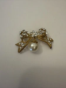 DAR Daughters of the American Revolution Bow Rhinestone & Faux Pearl Pin - NEW - Picture 1 of 5
