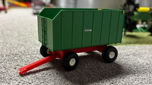 1/64 Gnuse Mfg. Forage Box with Working Hoist and Rolling Wheels (GREEN) - Picture 1 of 6