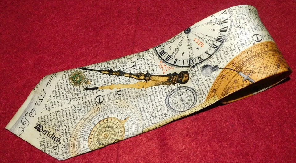 ARTEFACTOS DE MUSEO CORBATA MOTIVO BRÚJULA AMARILLO/NEGRO/BEIGE - CORBATAS - CORBATAS DE DISEÑADOR. Foto 1 de 4