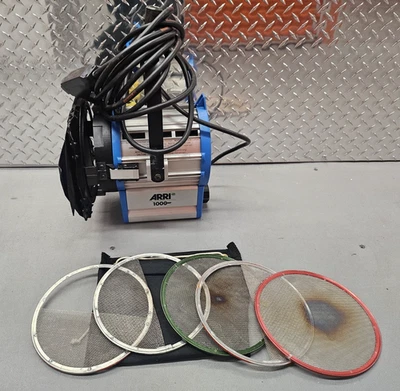 ARRI 1000W PLUS Fresnel - Film Production Light - Barn doors - 4 Scrims - Bulb - Image 1 of 4