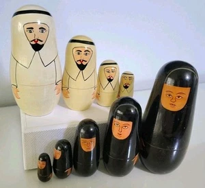 2 verschachtelte Puppen-Sets: 4 arabische muslimische Scheichs & 5 arabische muslimische Frauen im Hijab Tschador - Bild 1 von 8