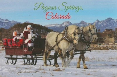 Equipo de caballos Percheron, Barb y Sue tirando de una postal en trineo Foto 1 de 2