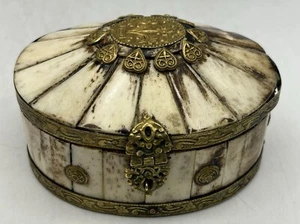 Vintage Mid Century Brass & Bone Box, Flowers and Hearts - Picture 1 of 8