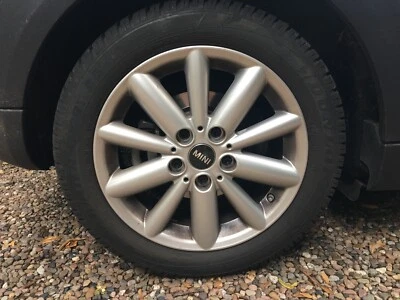 Winterreifen für Mini-Cooper komplett, Stern- Felgen und Bereifung wenig gefahre - Bild 1 von 4