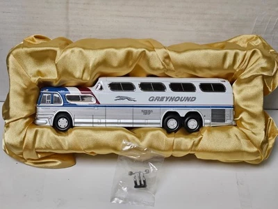 Corgi 50 aniversario. 4501 Greyhound Scenicruiser, diseño San Francisco, escala 1/50 Foto 1 de 4