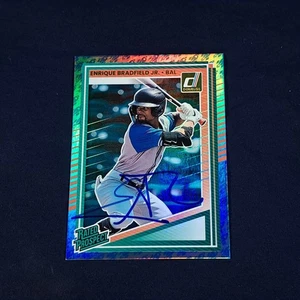 Tarjeta de novato firmada por Enrique Bradfield Jr 2025 Donruss Rocket Foil #142 Orioles IP - Imagen 1 de 3