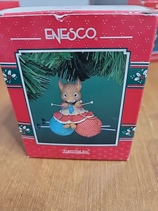 1994 ENESCO TESORO DI NATALE ORNAMENTO "Si aspetta la gioia" RARO (CB1) - Foto 1 di 9