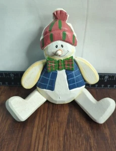 Handbemalte und dekorierte hölzerne Schneemann blaue Weste Fliege Regalsitter - Bild 1 von 4