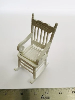Mecedora miniatura para casa de muñecas Foto 1 de 4