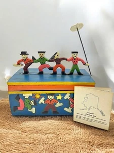 Scatola vintage fatta a mano in legno intagliato con figure danzanti Chupak arte popolare 1996 - Foto 1 di 24