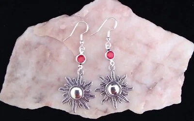 Tibetan Silver Sun Charm, Red Diamante Bead 925 Silver Hook Earrings. Handmade Foto 1 de 4