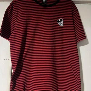 Camisa Mickey Mouse Disney x Forever 21 Rayas Negras y Rojas - Imagen 1 de 2