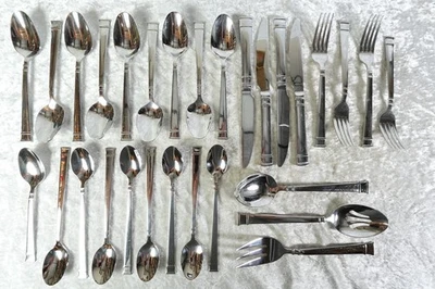 Cubiertos brillantes de acero inoxidable con patrón Bentley de 29 piezas 18/10 Heritage Mint Ltd. Foto 1 de 4