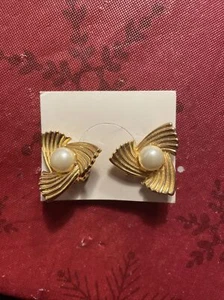 $32 NWT WOMENS GOLD TONE W/ IMITATION PEARL 1" CLIP ON EARRINGS- JL97 - Picture 1 of 6