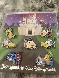 Disney Theme Park Merchandise Characters Pins Memorabilia Collectors Presents - Picture 1 of 9