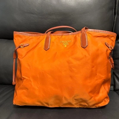 Оранжевая нейлоновая сумка-тоут PRADA с кожаными ручками, почти как новая - Изображение 1 из 3