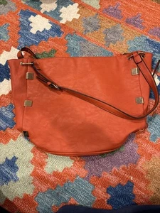 Bolso de hombro B. Exuberante, cierre de cremallera, rojo coral, detalles en tono dorado, dos asas - Imagen 1 de 11