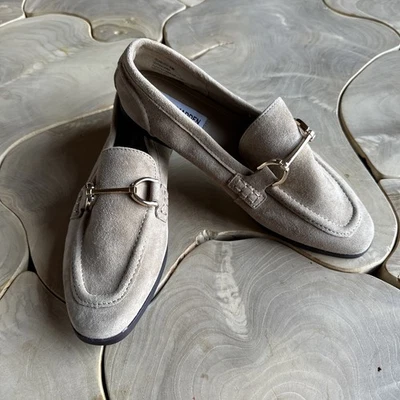 Mocasines planos Steve Madden de gamuza talla 6 1/2 adornados en oro Foto 1 de 4