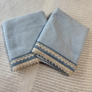 Pair Of Vintage Dundee Bath Towels, Light Blue With White Lace Trim ￼ - Picture 1 of 7