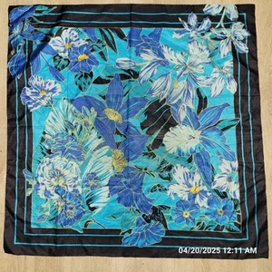 Bufanda de seda tailandesa azul dorada floral enrollada a mano 34" bordes cuadrados enrollados años 90 - Imagen 1 de 3